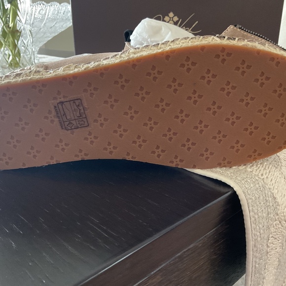 Taupe suede espadrilles. - Picture 4 of 4